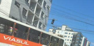 Moto é espremida por ônibus em canteiro central da Jove Soares