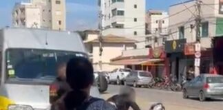 Estressados no trânsito: Homens rolam no asfalto em briga na Av. Jove Soares