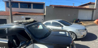 Homem é preso em flagrante e veículo clonado é apreendido pela PCMG em Itaúna