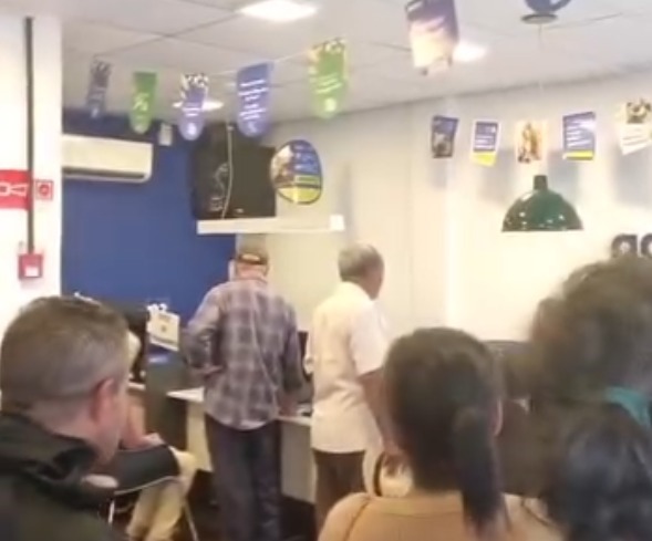 Transferência de pagamento de benefícios do INSS causa filas, confusão e queixas de aposentados