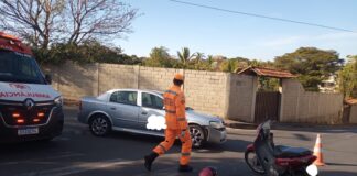 Mulher fica ferida após bater moto em carro na Chácara do Quitão