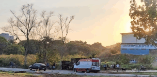 Caminhão Mercedes-Benz 1113 com produtos de limpeza tomba no bairro Garcias em Itaúna