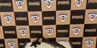 Homem entrega armas e munições à polícia em Itaúna