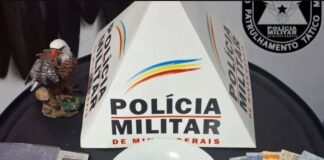 Operação da Polícia Militar resulta em detenção e apreensão de drogas e materiais ilícitos.