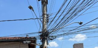 Caminhão bate em poste no bairro Piedade em Itaúna