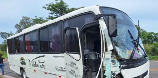 Colisão entre carro e micro-ônibus deixa mulher morta na MG-050, em Itaúna