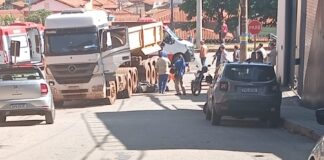 Acidente grave entre carreta e motocicleta é registrado no Morro do Engenho