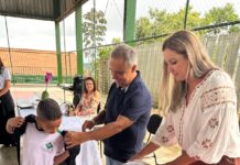 Alunos da rede municipal recebem kits escolares e mochilas