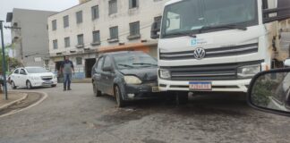 Acidente entre carro e caminhão é registrado em travessia férrea no bairro Graças