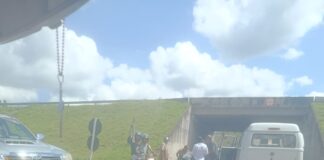 cidente entre moto e Kombi é registrado no bairro Santa Mônica II, em Itaúna