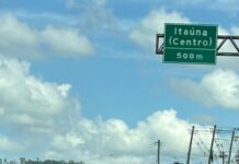 Caminhão tomba na MG-050 em Itaúna e carga fica espalhada na pista