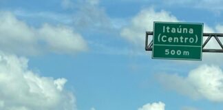 Caminhão tomba na MG-050 em Itaúna e carga fica espalhada na pista