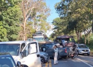 Recapeamento na MG-050 provoca filas gigantes, irrita motoristas e termina em engavetamento