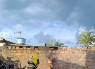 Incêndio atinge depósito de sucata e causa danos em residência em Itaúna