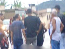 Crime ocorreu na tarde de domingo; suspeitos fugiram de carro e seguem sendo procurados