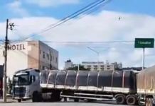 Carreta bitrem quase tomba em rotatória na Rua Silva Jardim em Itaúna