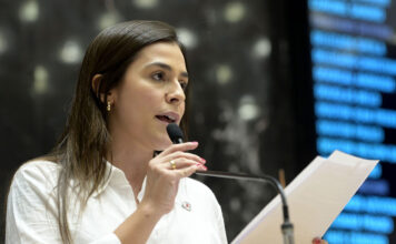 Deputada cobra apuração rigorosa após pacientes receberem água no lugar de vacina