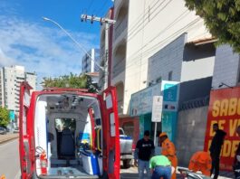 Carro sai da pista e bate em árvore na MG-050, em Itaúna