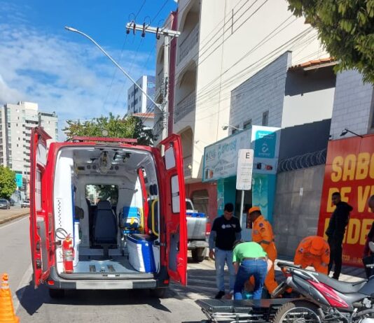 Carro sai da pista e bate em árvore na MG-050, em Itaúna