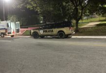 Homem é conduzido para delegacia após quebrar viatura da Polícia Penal