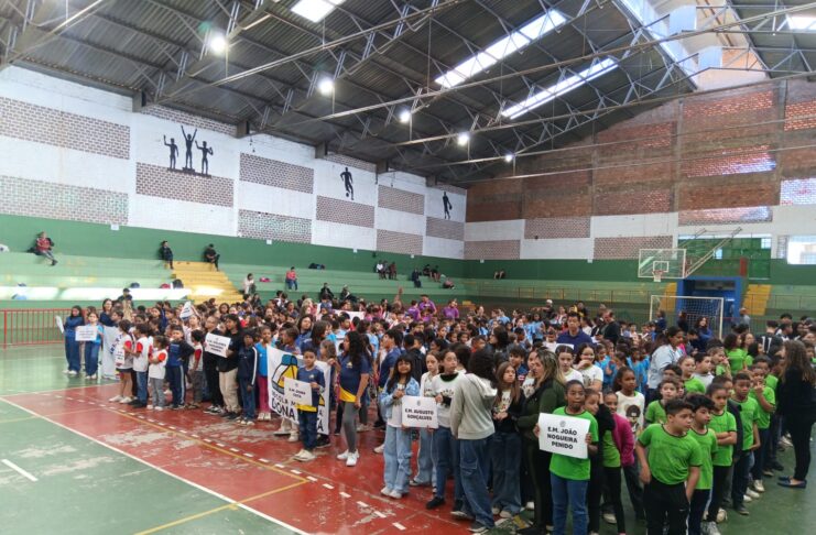 Alunos participam da abertura dos JEI 2026