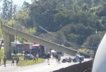 Caminhão bate em passarela e mata mãe e filho