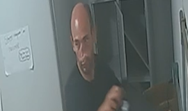 Homem furta estabelecimento no centro de Itaúna; característica no rosto pode identificar o suspeito