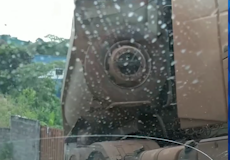 Carreta volta de ré em muro na Chácara do Quitão