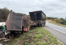 Motorista perde controle da carreta após fazer “L” na pista e colidir com outros veículos