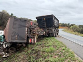 Motorista perde controle da carreta após fazer “L” na pista e colidir com outros veículos