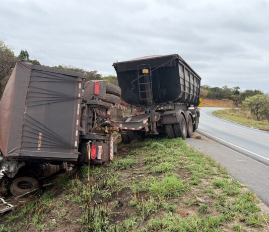 Motorista perde controle da carreta após fazer “L” na pista e colidir com outros veículos