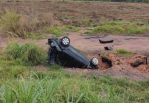 Motorista perde controle e cai em barranco; motivo seria irregularidade na pista, de acordo com o motorista