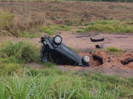 Motorista perde controle e cai em barranco; motivo seria irregularidade na pista, de acordo com o motorista