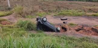 Motorista perde controle e cai em barranco; motivo seria irregularidade na pista, de acordo com o motorista