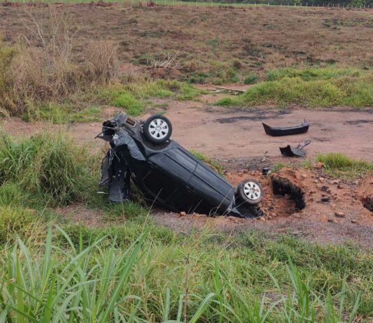 Motorista perde controle e cai em barranco; motivo seria irregularidade na pista, de acordo com o motorista