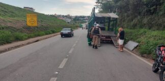 Motociclista bate na traseira de carreta que estava estacionada às margens da MG 050