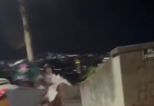 Motociclistas jogam água em pessoa que estava em esquina; a suspeita é que as roupas inadequadas tenham contribuído para o fato