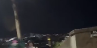 Motociclistas jogam água em pessoa que estava em esquina; a suspeita é que as roupas inadequadas tenham contribuído para o fato