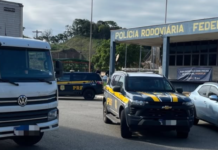 PRF aborda caminhão com mercadoria furtada; seis homens foram presos, suspeitos de crime de furto