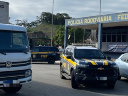 PRF aborda caminhão com mercadoria furtada; seis homens foram presos, suspeitos de crime de furto