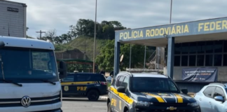 PRF aborda caminhão com mercadoria furtada; seis homens foram presos, suspeitos de crime de furto