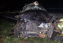 Duas pessoas ficam feridas após veículo capotar na MG-050