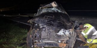 Duas pessoas ficam feridas após veículo capotar na MG-050