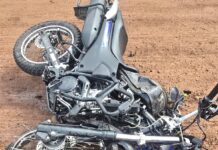 Idoso perde controle de carro e bate de frente com motociclista na MG-050