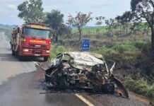 Dois jovens morreram após colidirem com carreta; motorista de 21 e passageiro de 16 não resistiram aos ferimentos