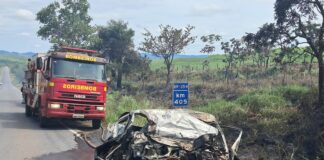 Dois jovens morreram após colidirem com carreta; motorista de 21 e passageiro de 16 não resistiram aos ferimentos