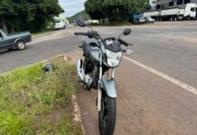 Motorista descuida ao atravessar trevo em Itaúna e motociclista atinge a lateral do veículo