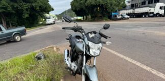 Motorista descuida ao atravessar trevo em Itaúna e motociclista atinge a lateral do veículo